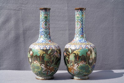 Une paire de vases de forme bouteille en &eacute;maux cloisonn&eacute;s, Chine, 19&egrave;me